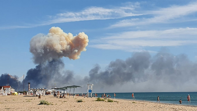 从新费多里夫卡附近的俄罗斯军事空军基地的方向听到爆炸声后，萨基的海滩上可以看到升起的烟雾。AP图