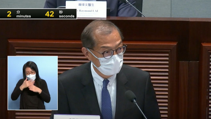卢宠茂表示香港不会贸然跟随内地调整防疫措施。立法会直播撷图