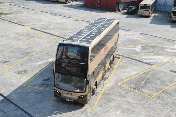 九巴成功研发第二代太阳能发电装置双层巴士，可降低车厢温度8至10度。
