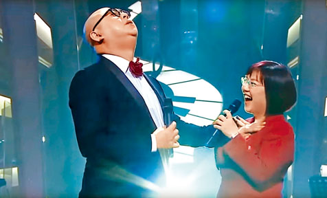 阿Bob與玲玲合唱掀網民熱話，還將手放在對方心口，非常肉緊。