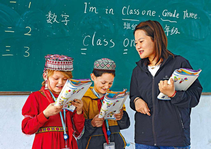 正在上課的新疆維族學生。