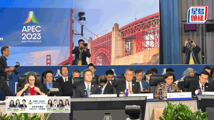 財政司司長陳茂波會上坐在中國財政部長藍佛安旁邊。