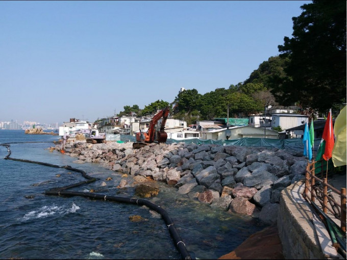 土木工程拓展署去12月開始在受海浪侵蝕的位置修建石築海堤及石籠護土牆的工程