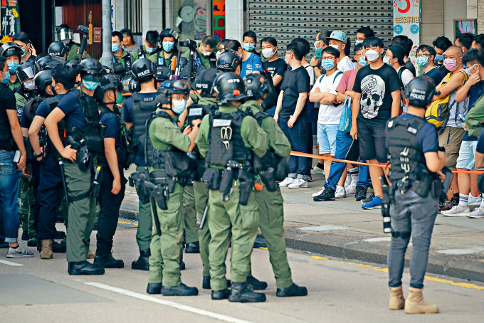 ■警方在彌敦道截查多名可疑人士，防止非法聚集。