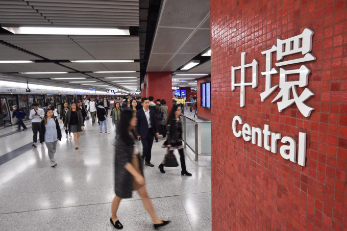 荃湾线中环站往返金钟站目前暂停服务。