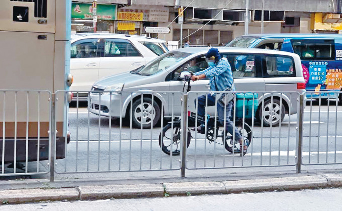有外卖员违法使用电动单车，在马路上左穿右插。