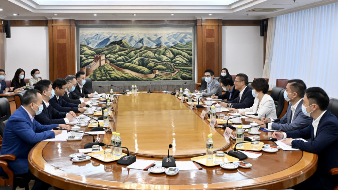陈茂波（右四）与国家发展和改革委员会副主任丛亮（左三）会面。