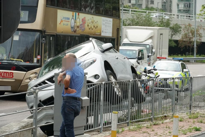 涉事私家車。  香港突發事故報料區F/網民Lam M C Mclam‎圖