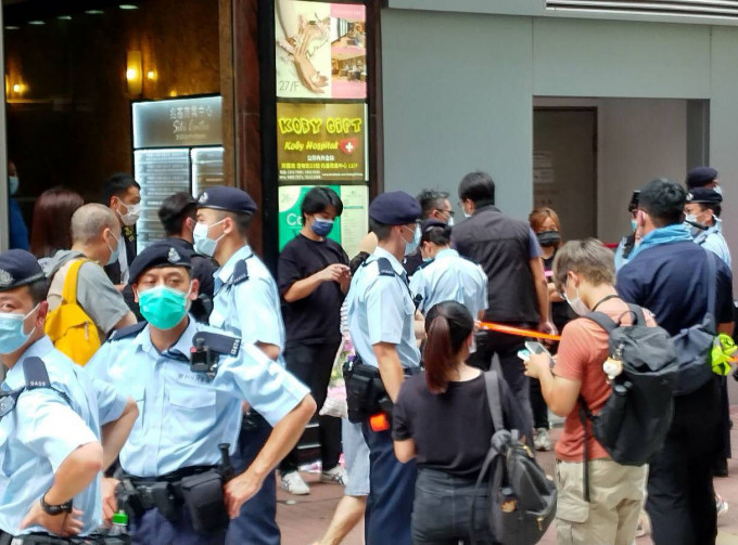 職工盟在銅鑼灣及旺角的街站先後被警方截查及圍封。職工盟FB圖片
