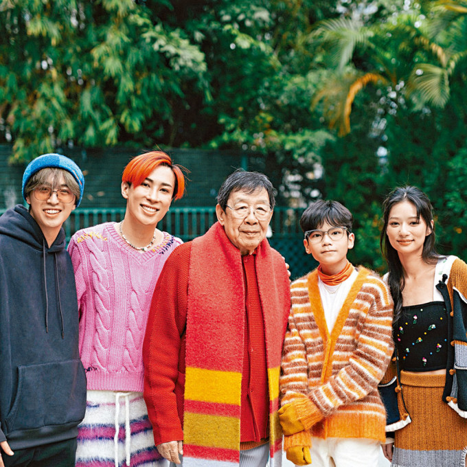 胡枫（中）担任马天佑（左二）的MV主角，拍摄过程相当开心。