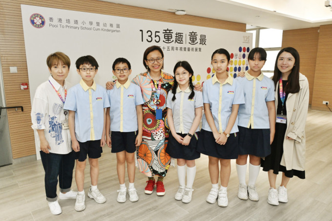 培道小学校长陈敏仪（中）、视艺科主任刘芷珊（左）、视艺科老师关焮予（右）跟参与「135童趣。童最」视觉艺术展览的同学一起合照。