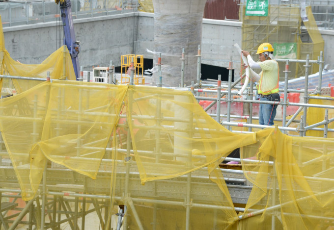 建造业议会形容工人「一时饱死，一时饿死」，冀立会尽快审批700亿元工程拨款。 资料图片