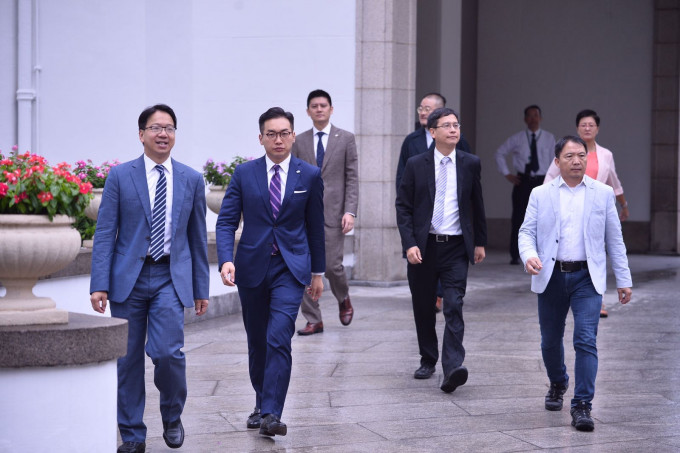 杨岳桥（左二）指施政报告将政改问题归咎占中，是修补社会撕裂最大障碍。