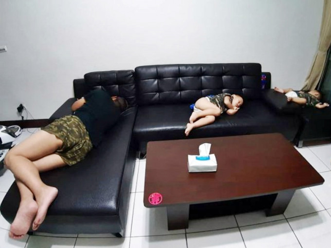 台湾一名爸爸被妻子赶出客厅睡梳化，两名儿子竟陪他一起睡客厅。网图
