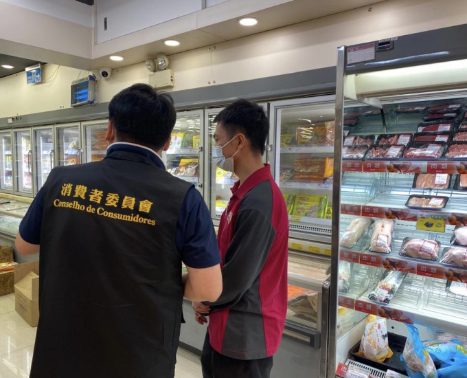 澳门消委会巡查超市物价维持稳定，呼吁商号勿抬价稳货源。新闻局图片