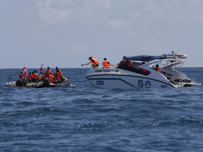 泰国海军以及救援队继续在现场搜救。AP