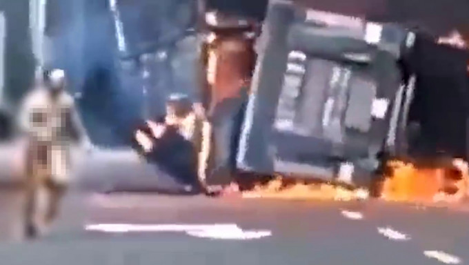 货车瞬间爆炸，浓烟中跑出一名男子衣服几乎被烧光。