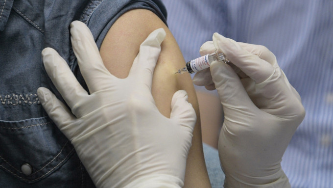 衞生署過去一個月接獲24宗涉及接種新冠疫苗後異常事件報告。資料圖片
