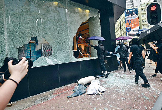 希慎道「I.T」時裝店當日被黑衣人擊毀櫥窗。