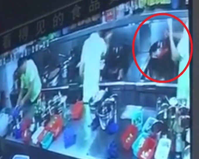 深圳一间湘菜馆厨房员工用扫过地的扫帚刷锅。影片截图