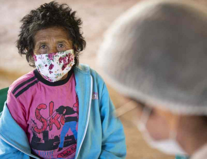 巴西疫情持续一名妇女正等候检测。AP　