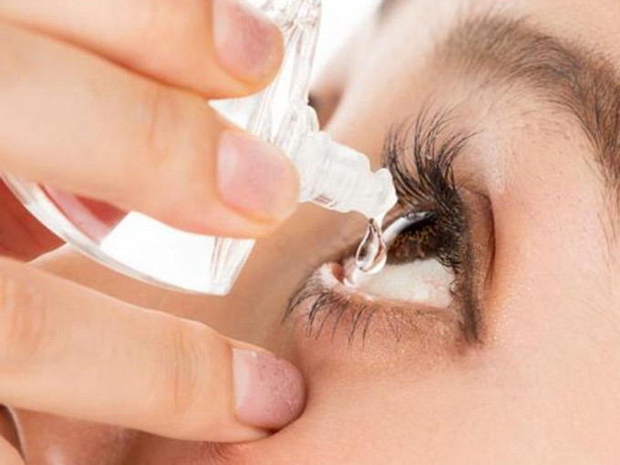 醫生提醒使用眼藥水務必遵照醫生指示使用，不可超出使用的劑量、次數和時間。網圖