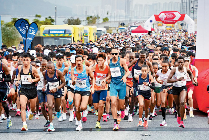 首屆港珠澳大橋香港段半馬拉松開跑，吸引約8000人參加。