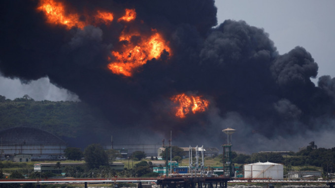 馬坦薩斯市儲存石油的設施懷疑被雷擊。REUTERS
