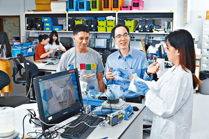 楊友源（中）與其團隊正設計更多實驗，並鼓勵中學生自行設計實驗後，放到實驗室與他人分享。