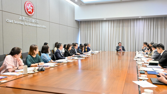 陈国基主持节庆安排跨部门工作小组会议，全面检视部门迎接国庆黄金周访港旅客的整体协调工作。政府新闻处