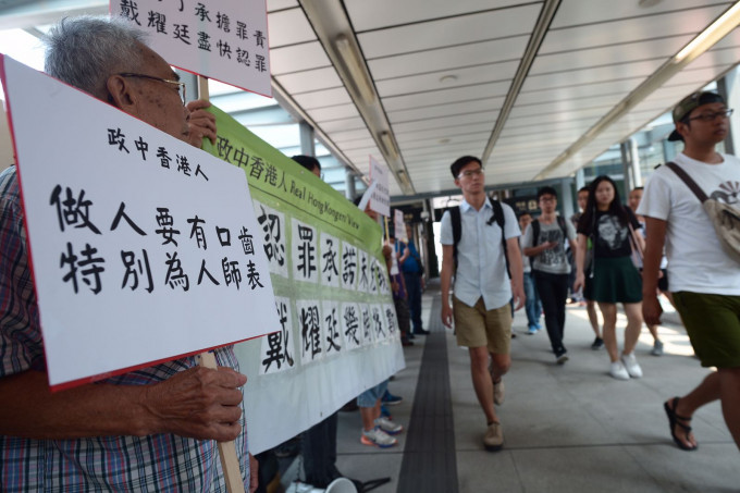 团体今早香港大学黄克竞楼对出的天桥请愿。苏正谦摄