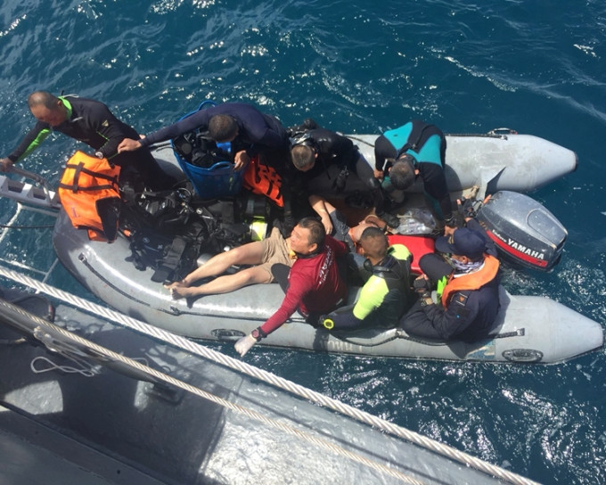 2艘船共载有127名中国游客，遇上5米高大浪沉没。AP