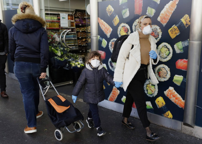 英国伦敦民众佩戴口罩外出。AP图片