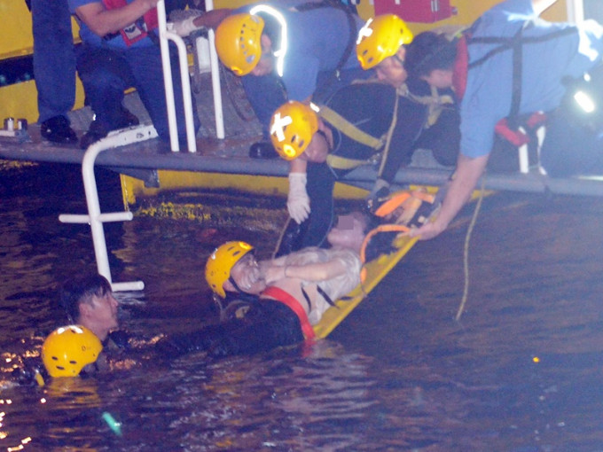 救援人员寻获尸体。