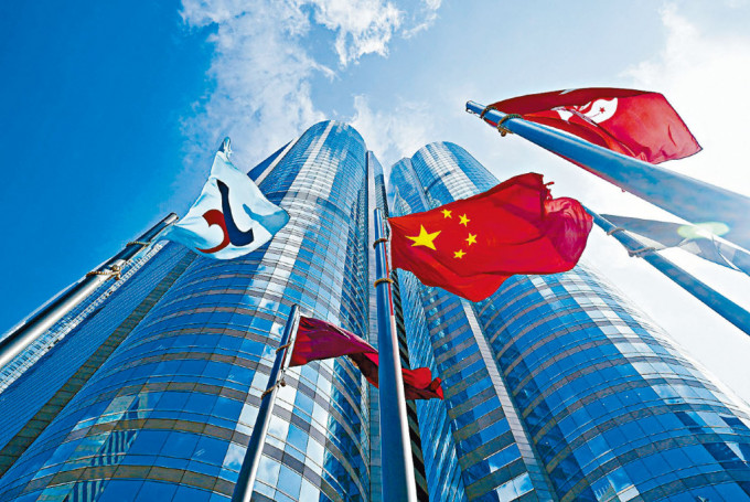 二十大提出巩固港澳在国际金融等领域的地位，香港宜把握机遇，提升国际金融中心地位。