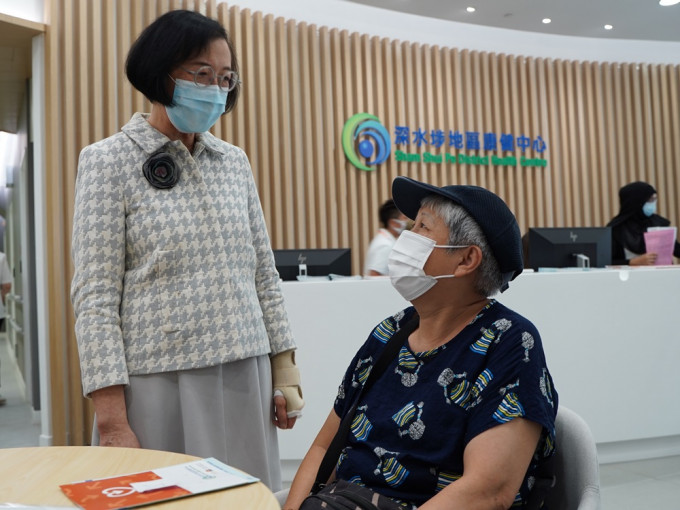 食物及衞生局局长陈肇始与正使用中心服务的市民交谈，聆听他们对服务的意见。