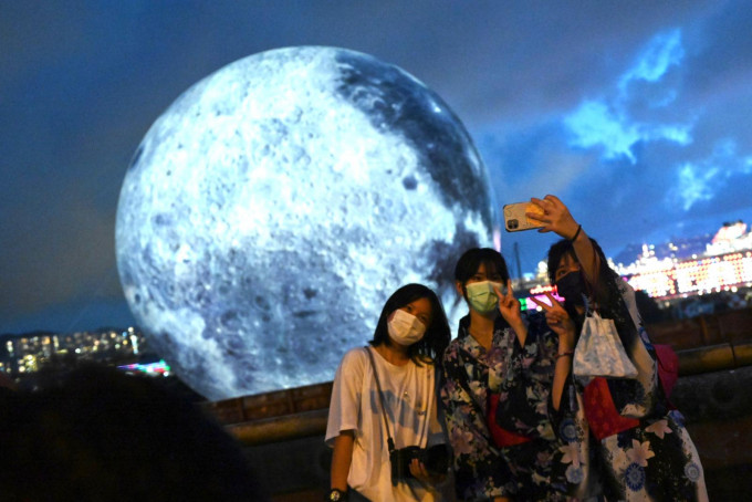 全民「灯」月活动在观塘海面上设有破纪录直径15米的发光月亮。