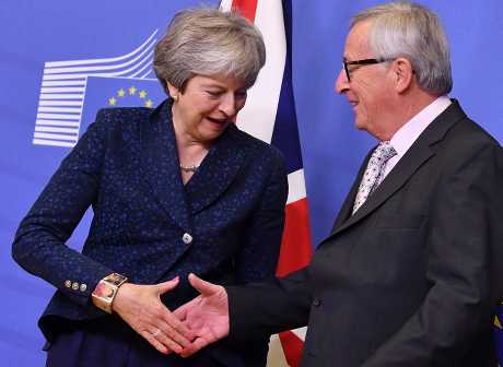 （左起）英国首相文翠珊与欧盟执行委员会主席容克。AP
