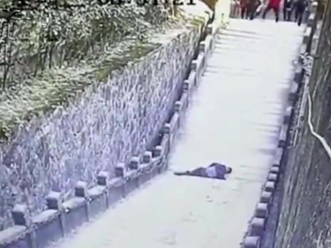男游客在九华山坐栏杆上挂住睇手机意外摔死。（网图）