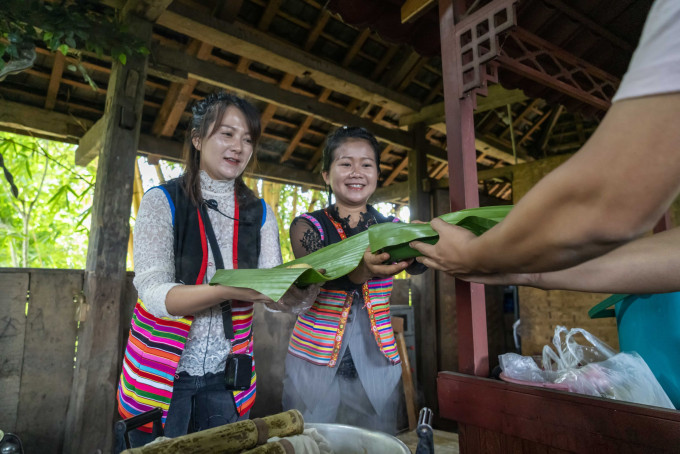 雲南西雙版納基諾山寨村民在售賣傳統小吃。 新華社