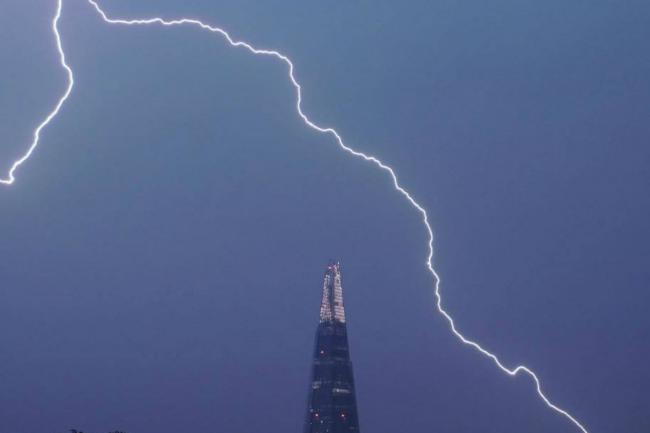 英格蘭南部一晚錄1.5萬次閃電 。網上圖片