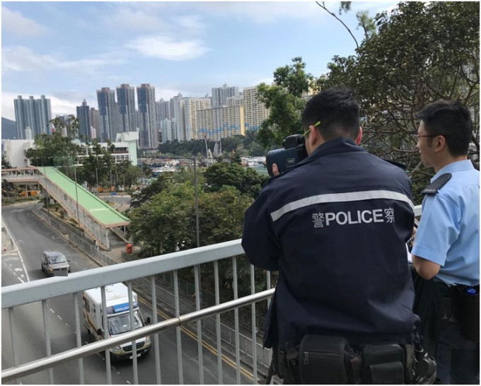 警方在港岛区打击超速驾驶行为。警方在港岛区打击超速驾驶行为。