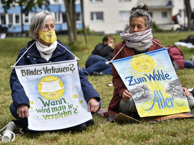 德國各大城市有民眾參加示威抗議各項限制性措施。AP