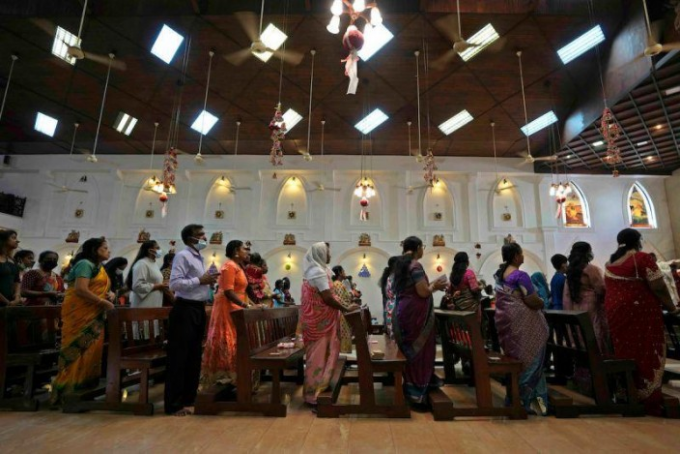 斯里兰卡经济面临危机。图为斯里兰卡民众赴教堂参加耶诞弥撒。