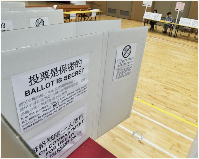 法例規定除選民及獲授權人士外，其他人士一律不准進入投票站。
