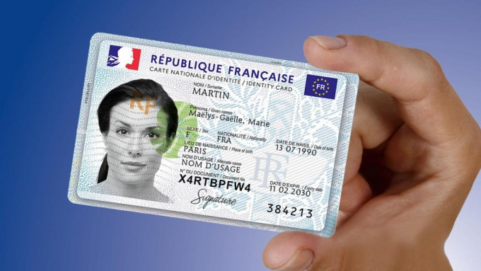 圖片可見，法國的新身份證全部欄位皆以法英兩語寫成。互聯網圖片