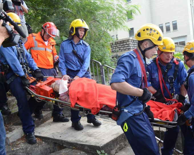 嘉顿山当日4名伤者由消防救落山送院。资料图片