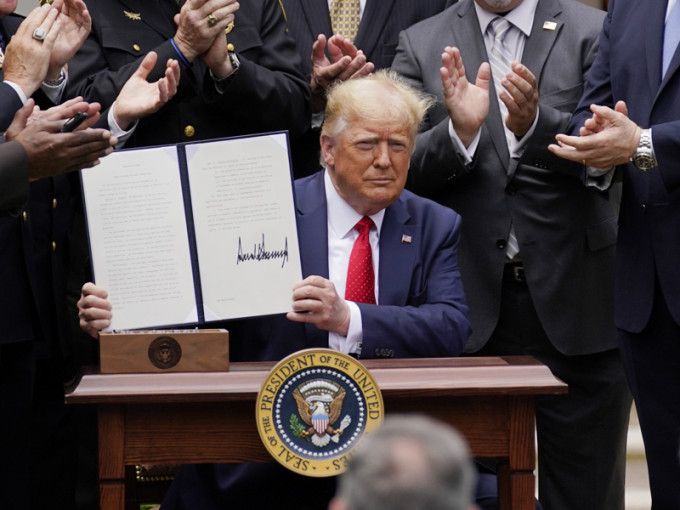 美國總統特朗普簽署改革警隊的行政命令，在白宮玫瑰園舉行的簽署儀式。AP圖