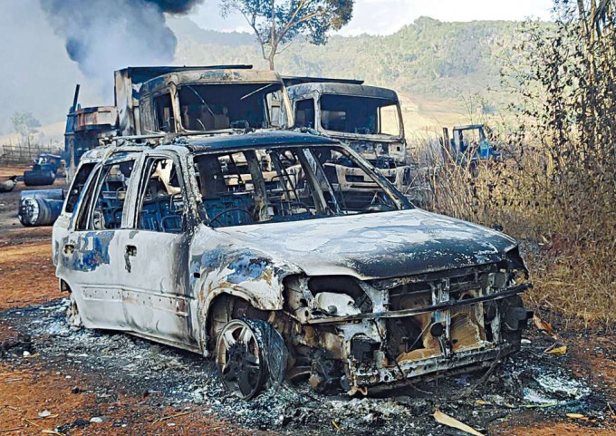 ■普卢索镇遭焚毁的汽车。