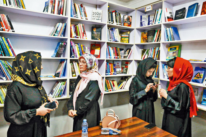 出席婦女圖書館開幕禮的阿富汗女性。